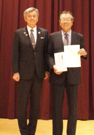 藤野先生(右)と長谷部学長(左)